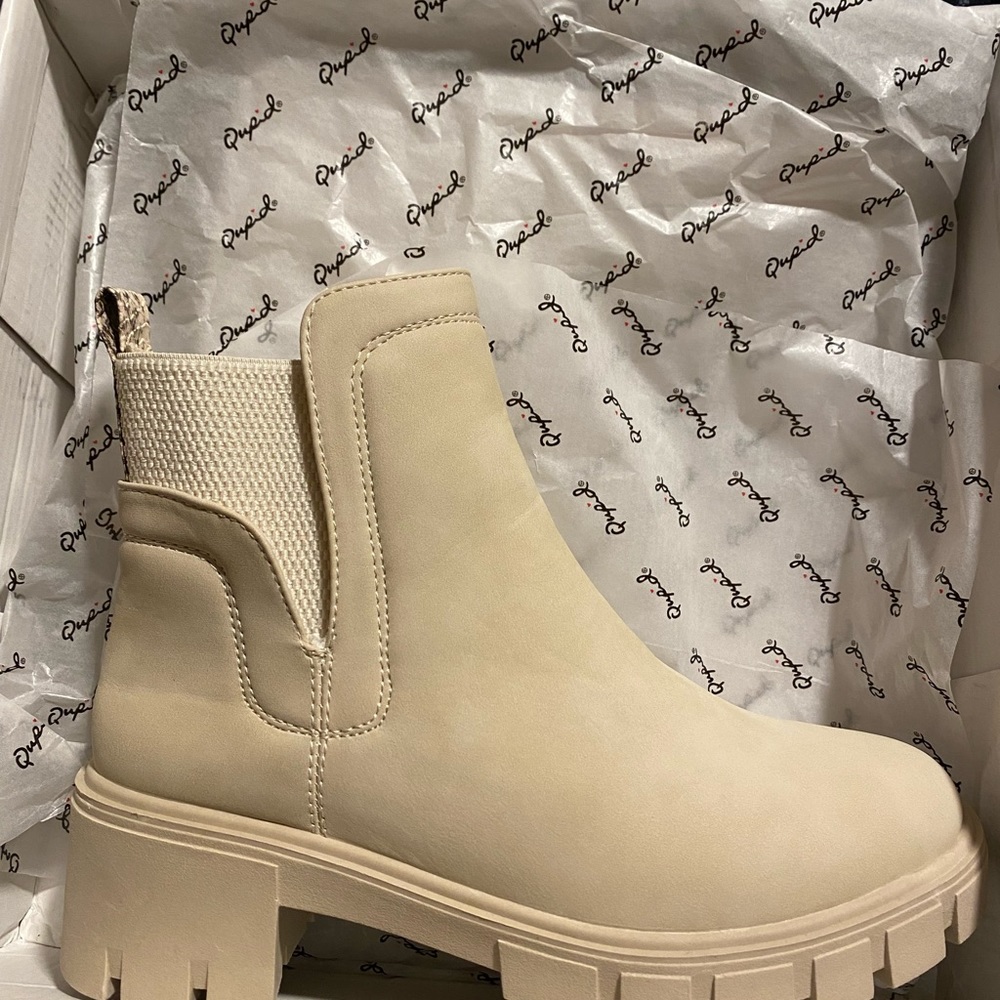 NEW Qupid Renley lug booties stone nubuck in size 5